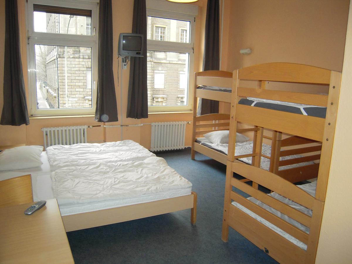 Happy Go Lucky Hotel + Hostel Schoneberg Берлин Екстериор снимка