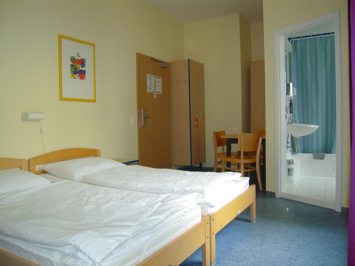 Happy Go Lucky Hotel + Hostel Schoneberg Берлин Екстериор снимка