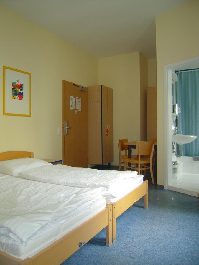 Happy Go Lucky Hotel + Hostel Schoneberg Берлин Екстериор снимка