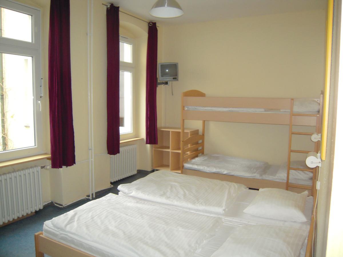 Happy Go Lucky Hotel + Hostel Schoneberg Берлин Екстериор снимка
