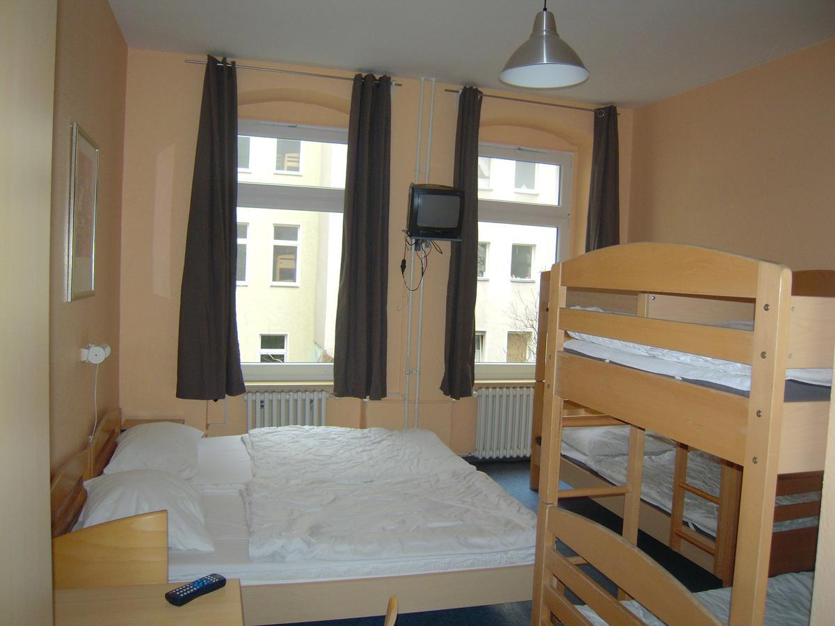 Happy Go Lucky Hotel + Hostel Schoneberg Берлин Екстериор снимка