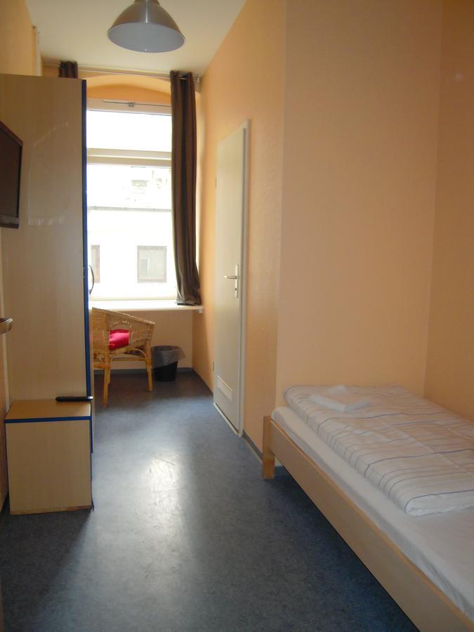 Happy Go Lucky Hotel + Hostel Schoneberg Берлин Екстериор снимка