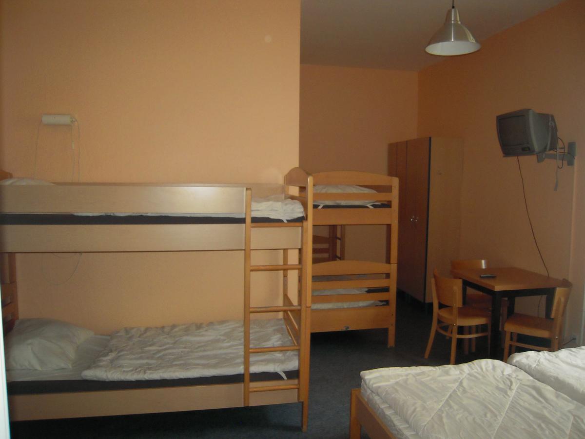 Happy Go Lucky Hotel + Hostel Schoneberg Берлин Екстериор снимка