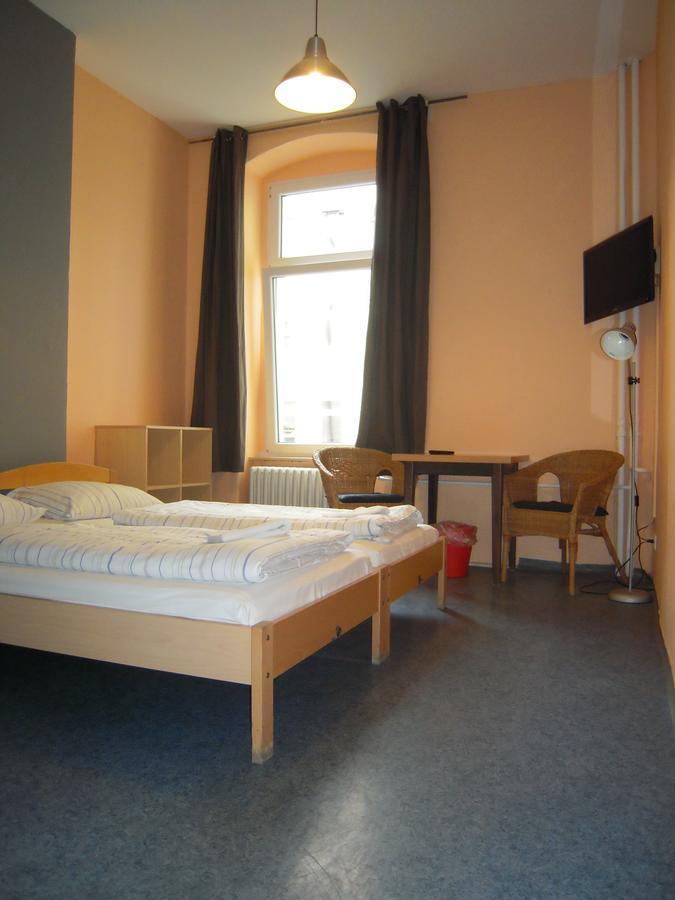 Happy Go Lucky Hotel + Hostel Schoneberg Берлин Екстериор снимка