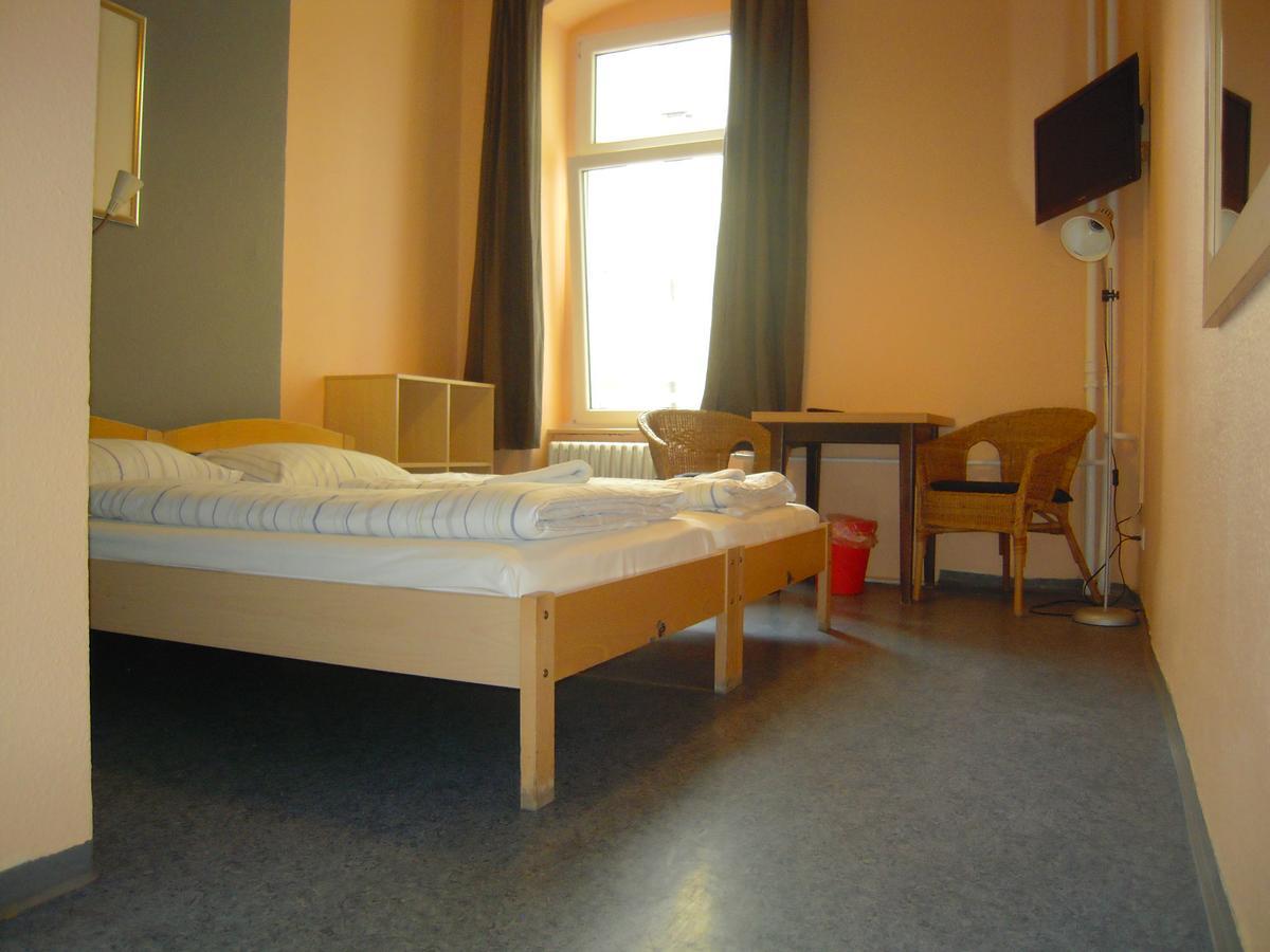 Happy Go Lucky Hotel + Hostel Schoneberg Берлин Екстериор снимка