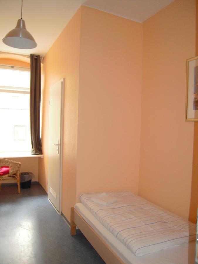 Happy Go Lucky Hotel + Hostel Schoneberg Берлин Екстериор снимка