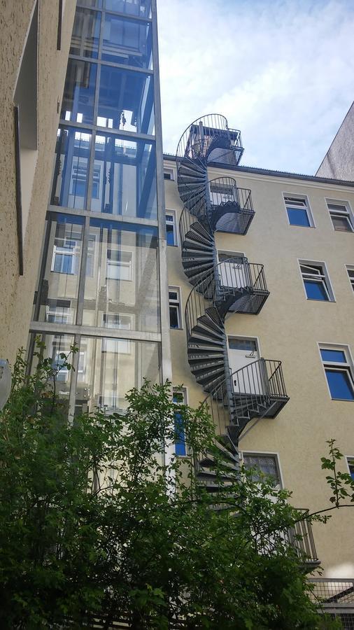 Happy Go Lucky Hotel + Hostel Schoneberg Берлин Екстериор снимка