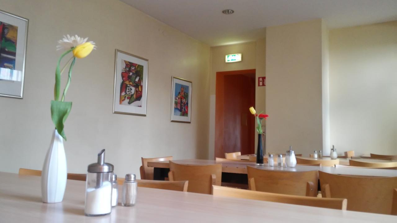 Happy Go Lucky Hotel + Hostel Schoneberg Берлин Екстериор снимка