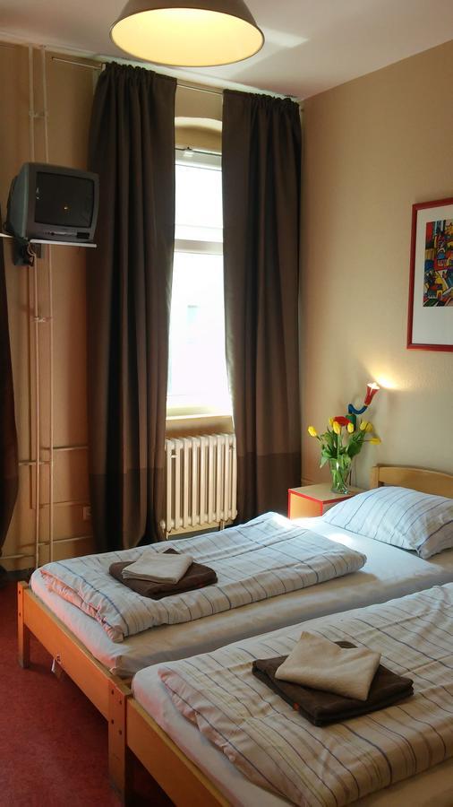 Happy Go Lucky Hotel + Hostel Schoneberg Берлин Екстериор снимка