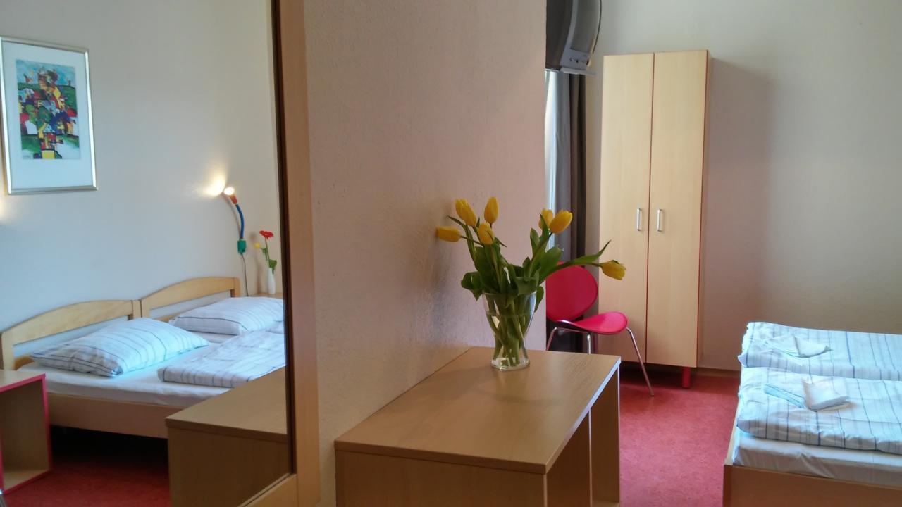 Happy Go Lucky Hotel + Hostel Schoneberg Берлин Екстериор снимка